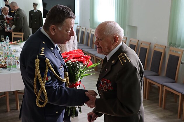 Veterán Jan Ihnatík pijímá gratulace ke vám 102. narozeninám od velitele...