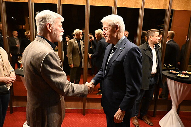 Prezient Petr Pavel s bývalým americkým prezidentem Billem Clintonem v klubu...