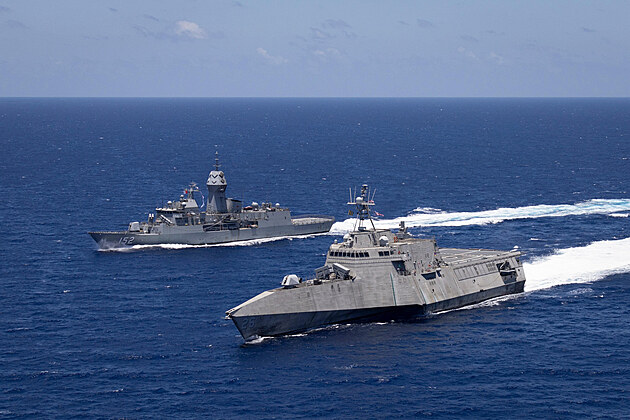 Australská fregata HMAS Warramunga s americkou bojovou lodí USS Mobile