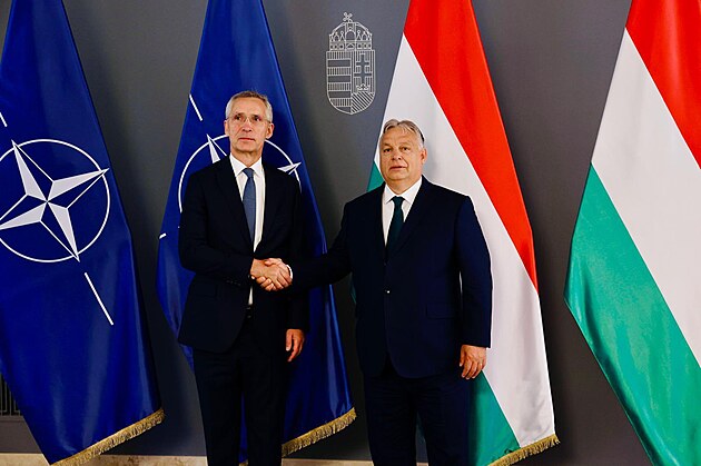 éf NATO Jens Stoltenberg s maarským premiérem Viktorem Orbánem