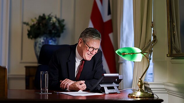 Britský premiér Keir Starmer telefonicky hovoí s prezidentem USA Joem Bidenem.