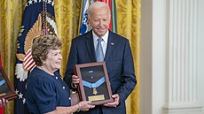 Americký prezident Joe BIden s Medailí cti pro vojáky Unie, kteí v 19. století...
