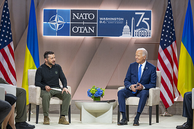 Americký prezident Joe Biden bhem setkání s ukrajinským protjkem Volodymyrem...