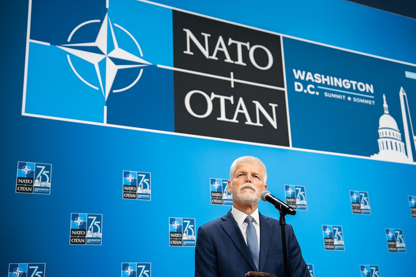 Spor o účast na summitu NATO prohlubuje napětí mezi prezidentem a vládou ČR