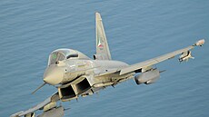 Britský Eurofighter vyzbrojený dvojicí stel Storm Shadow