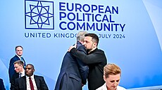 Premiér Petr Fiala v objetí s ukrajinským prezidentem Volodymyrem Zelenským na...
