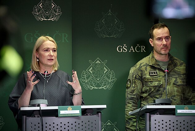 Ministryn obrany Jana ernochová a náelník generálního tábu Karel ehka na...