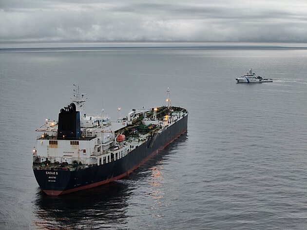 Tanker Eagle S s ruskou ropou zadrený finskými úady kvli podezení z...