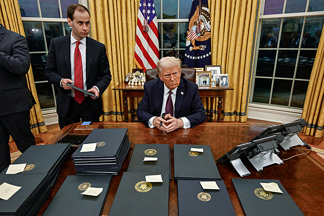Americký prezident Donald Trump v oválné pracovn Bílého domu první den znovu...