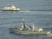 Britská fregata HMS Somerset sleduje v Lamanském prlivu ruské pionání...