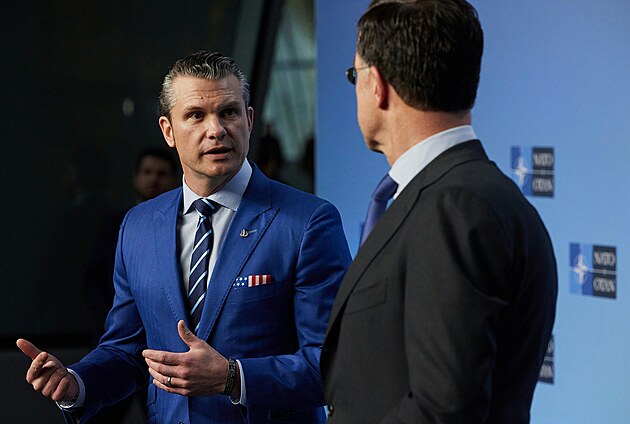Americký ministr obrany Pete Hegseth a éf NATO Mark Rutte