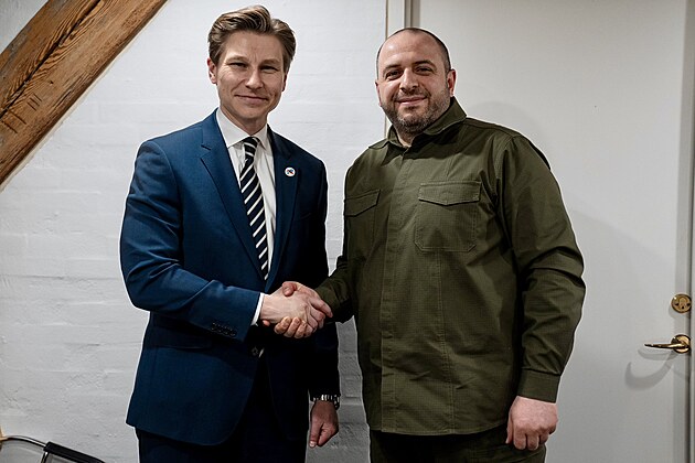Finský ministr obrany Antti Häkkänen s ukrajinským protjkem Rustemem Umerovem