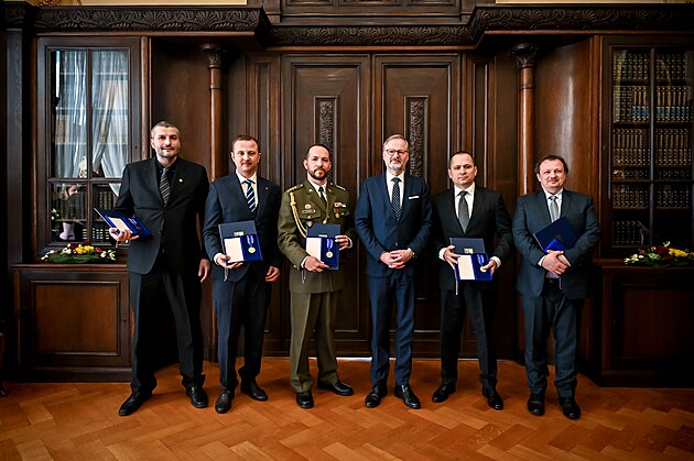 Pti osobnostem udlil premiér Petr Fiala medaili Karla Kramáe