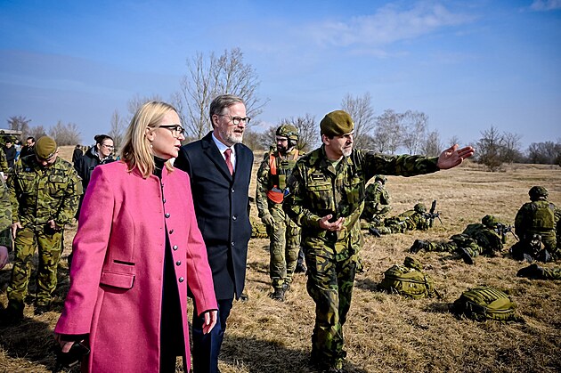 Premiér Petr Fiala a ministryn obrany Jana ernochová u 4. brigády rychlého...