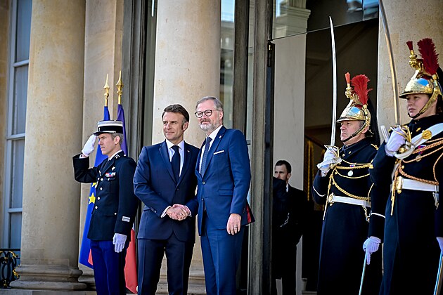Premiér Petr Fiala a francouzský prezident Emmanuel Macron ped summitem k...