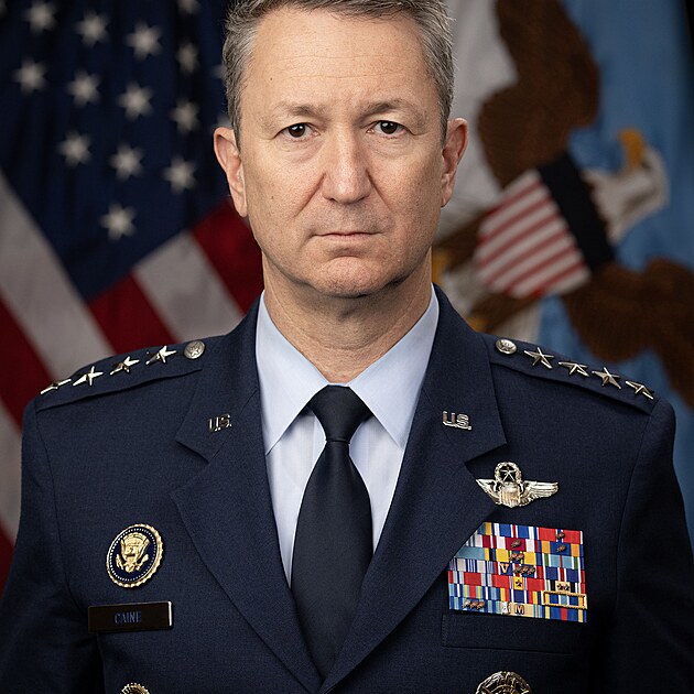Pedseda sboru náelník táb USA generál Dan Caine.