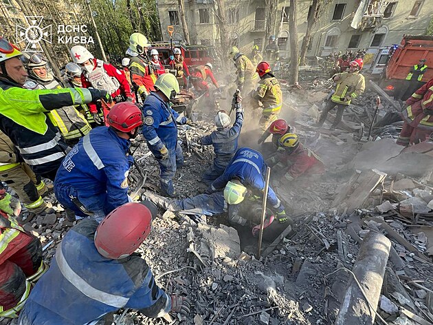 Následky ruského noního útoku na ukrajinská msta (24. dubna 2025)