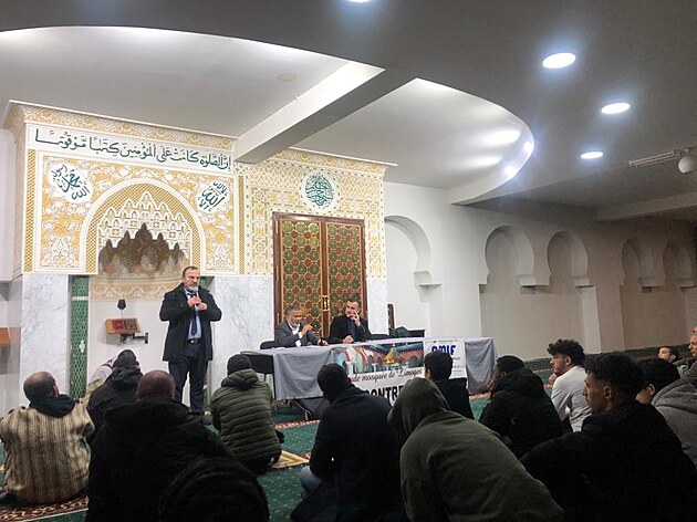 Mohsen Ngazou, prezident francouzské odnoe Muslimského bratrstva, pi modlitb...