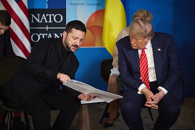 Ukrajinský prezident Volodymyr Zelenskyj s éfem Bílého domu Donaldem Trumpem...