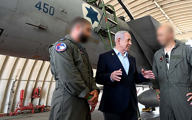 Izraelský premiér Benjamin Netanjahu s bojovými piloty po úderech na Írán