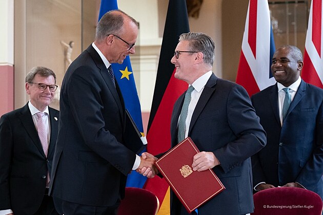Nmecký kanclé Friedrich Merz a britský premiér Keir Starmer pi podpisu...