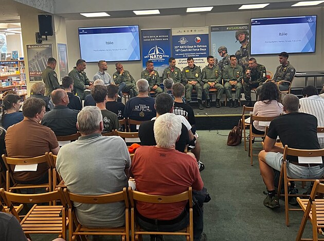 Ital�t� piloti na debat� v Knihcentru 2025.