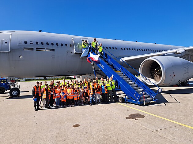 N�v�t�va d�t� z d�tsk�ch domov� v letounu MRTT.