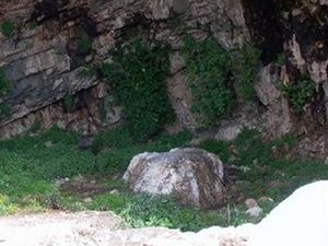 obětní kámen v jeskyni boha Pana