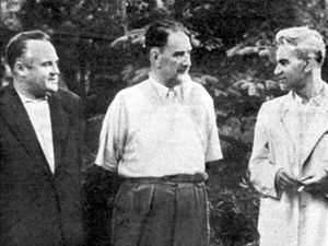 Porada nad raketovými nosiči atomových zbraní v létě 1959: Koroljov (zleva), konstruktér těchto zbraní Igor Kurčatov, matematik, který sloužil oběma, Mstislav Keldyš a Koroljovovův náměstek Vasilij Mišin 