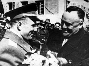 Koroljov vítá Gagarina po jeho letu na nádvoří OKB-1