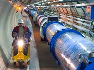 Obr. 1) Obvod urychlovače LHC je 27 km 