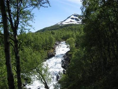Norsko - řeka tekoucí z hor