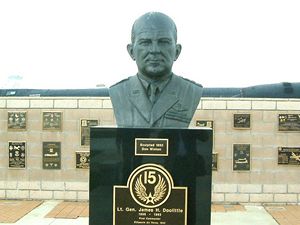 Busta slavnho letce. Za povimnut urit stoj ivotn data 1896 - 1993