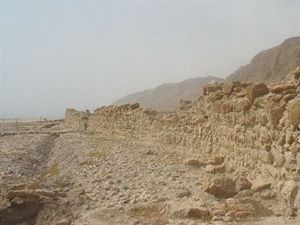 Východní zeď Kumránu - i s vodním příkopem