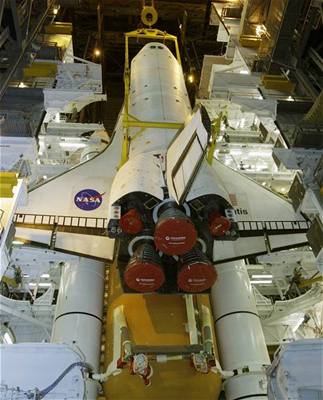 Atlantis pi pprav na STS-125 ve VAB