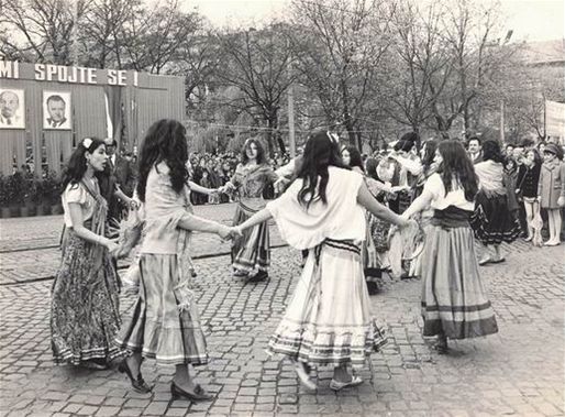 Tanečnice ze Svazu Cikánů-Romů, 1971