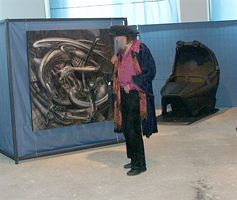 Reon na vernisi obraz H. R. Gigera (2005)