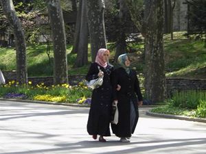 4 mlad� studentky v parku u Topkapi