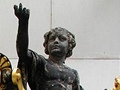 Plastika Geni od sochae Alexandra Poppa musela být v roce 2007 pro svj váný havarijní stav v roce 2007 snesena z hlavního tympanonu muzea