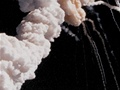 Oblak dýmu a trosek záhy po explozi raketoplánu. Foto: NASA