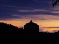 Pohled od chalupy na hrad Kost veer ped lijákem