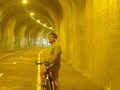 V elezniním tunelu