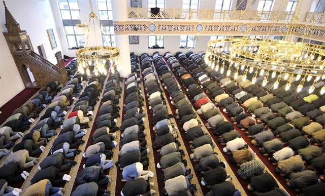 Muslimové se modlí v mešitě v Duisburgu