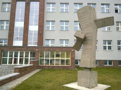 Renovovaná betonová plastika Václava Uruby před sídlem NPÚ