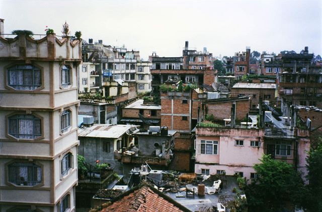 Káthmándú - luxusní čtvrť Thamel z terasy hotelu