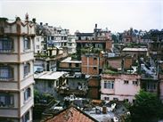 Káthmándú - luxusní čtvrť Thamel z terasy hotelu