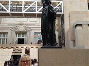 Musée d‘Orsay, socha Svobody, v popředí autorka