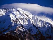 Za vrcholem Jižní Annapurny vpravo vykukuje hřeben Annapurny 1