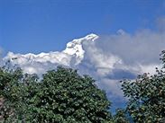 Ze sedla se nám otevírá pohled na impozantní masiv Dhaulagiri 8167 m vysokou