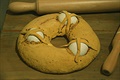 Mona de Pascua, mouník ze sladkého kynutého tsta zdobený vaenými vejci